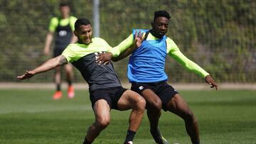 Luis Su&aacute;rez con Eteki durante el entrenamiento de este lunes.