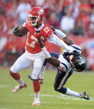Donnie Avery de los Kansas City Chiefs defiende el balón en el encuentro ante los Houston Texans.