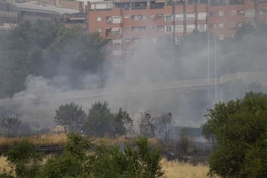 El incendio se originó en la calle Párroco Eusebio Cuenca, en una zona sin urbanizar cercana al Espacio Delicias y el Museo del Ferrocarril, en Madrid.