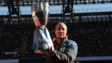 Benítez, con la Supercopa.
