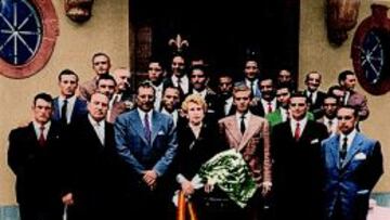 La expedición del Madrid visitó el Palacio de Lausana en la víspera del partido. En primera fila, la reina Victoria Eugenia en el centro, flanqueada por su hijo y su nieto, y más a los lados Bernabéu, Saporta, Juanito Alonso y Antonio Calderón. Les acompaña el resto de la plantilla.