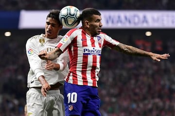 Correa pelea un balón con Varane en el derbi ante el Real Madrid.