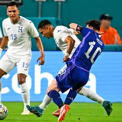 Deiby Flores le dio un codazo a Messi y toda Argentina explotó