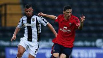 Unai Garcia, del Osasuna, intenta dominar un bal&oacute;n delante de Zeli Ismail, del Notts County, en amistoso de pretemporada que termin&oacute; en 2-0 para el equipo ingl&eacute;s.