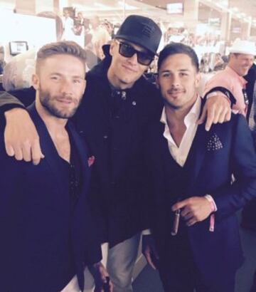Aquí Tom Brady posando con Danny Amendola y Julian Edelman, que le deben unos cuantos milloncejos.