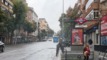 Una mujer con paraguas sale de la parada del metro de Urgel, a 15 de septiembre de 2022, en el distrito de Carabanchel, en Madrid (España). Las precipitaciones producidas por la borrasca ‘Danielle’ en la Comunidad de Madrid se van a intensificar en el día de hoy conforme avance la jornada con alerta por viento e inundaciones. La Sierra y el oeste de la región serán las zonas donde más agua caerá. La lluvia ha aliviado la situación de los embalses de Madrid que han sufrido sequía en los últimos meses y los sitúa en el 57% de su capacidad total.
15 SEPTIEMBRE 2022;LLUVIA;TIEMPO;METEOROLOGÍA;TEMPORAL;TAXI;TRANSPORTE PÚBLICO;
Jesús Hellín   / Europa Press
15/09/2022