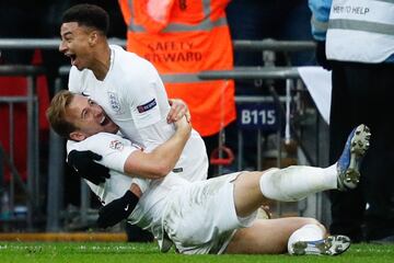 El delantero inglés Harry Kane celebra con Jesse Lingard el 2-1 a Croacia. 