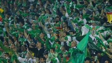Aficionados del Betis, en el Vllamarín.