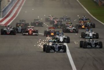 Momento del inicio de la carrera en Bahrein con Nico Rosberg a la cabeza.