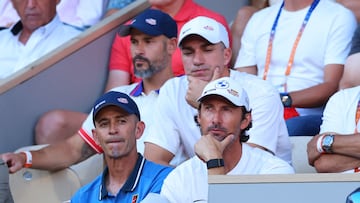 Juan Carlos Ferrero (D), entrenador de Carlos Alcaraz, junto a Samuel López en Roland Garros.
