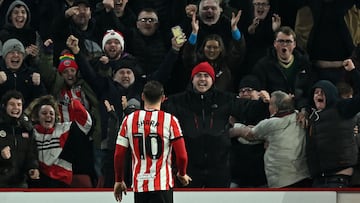 El delantero inglés llega como agente libre al equipo con más títulos de la liga y firmó un contrato hasta el final de la temporada.