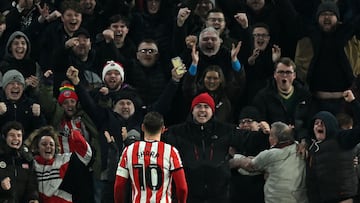 After Paul Mullin missed a penalty that would have put Wrexham ahead, stoppage-time goals by Billy Sharp and Sander Berge sent Sheffield United into the fifth round.