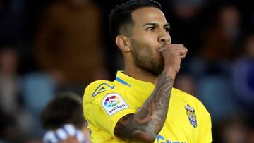 El centrocampista de Las Palmas Jonathan Viera celebra su gol marcado ante la Real Sociedad, el segundo de su equipo, durante el partido correspondiente a la decimotercera jornada de LaLiga Santander disputado hoy en el estadio de Anoeta.