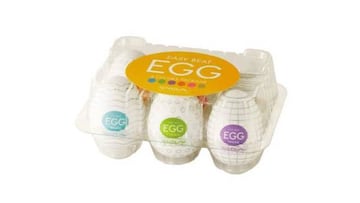 Huevera con diferentes tipos de huevos para probar.