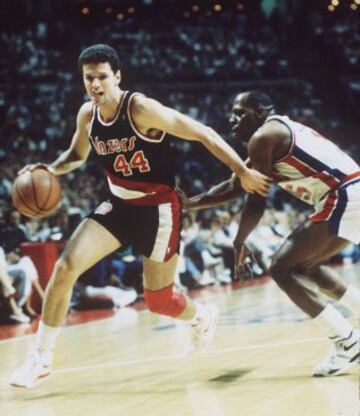 En 1989 fichó por Portland Trail Blazers y da así su salto a la NBA.