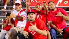 Un chileno fue expulsado del estadio por no pararse para el himno de EE.UU.