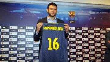 Kostas Papanikolaou posa con su neuva camiseta.