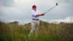 Donald Trump juega al golf en el Trump International Golf Links de Aberdeenshire, Scotland.