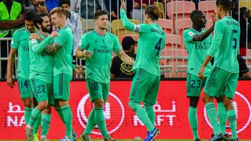 Los jugadores de Real Madrid felicitan a Kroos tras el 0-1.