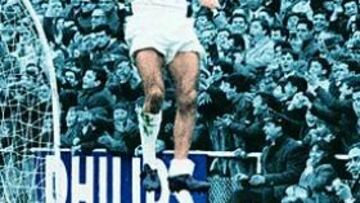 <b>CELEBRACIÓN.</B> Grosso celebra un gol, en medio del alborozo de un fondo del Santiago Bernabéu.