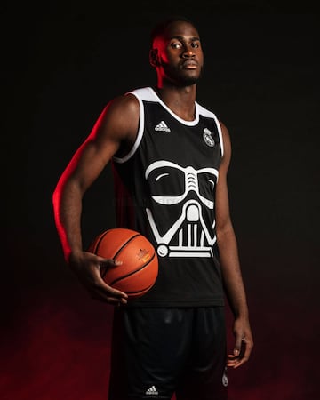 El Real Madrid Baloncesto se une a adidas y Lucasfilm para presetnar una nueva equipación inspirada en la saga cinematográfica Star Wars. Esta colección incluye dos camisetas de juego, la camiseta reversible de entrenamiento y dos modelos de camisetas ext