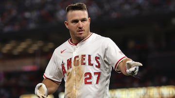 Anaheim (United States), 27/04/2024.- Los Angeles Angels Mike Trout motions to the dugout during the ninth inning of the Major League Baseball (MLB) game between the Minnesota Twins and the Los Angeles Angels in Anaheim, California, USA, 26 April 2024. EFE/EPA/ALLISON DINNER
