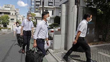 Miembros de la Fiscalía de Tokio entran en el edificio de la Editorial Kadokawa para realizar un registro.
