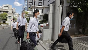 Miembros de la Fiscalía de Tokio entran en el edificio de la Editorial Kadokawa para realizar un registro.