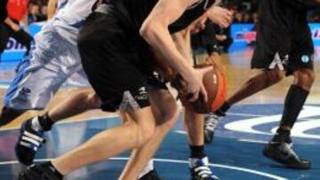 El croata lucga por un balón durante su anterior etapa en Bilbao.