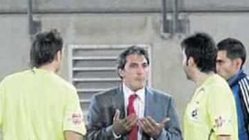 <b>EXPULSADO. </b>Pepe Murcia no entendió porque Mateu Lahoz le expulsó del banquillo.