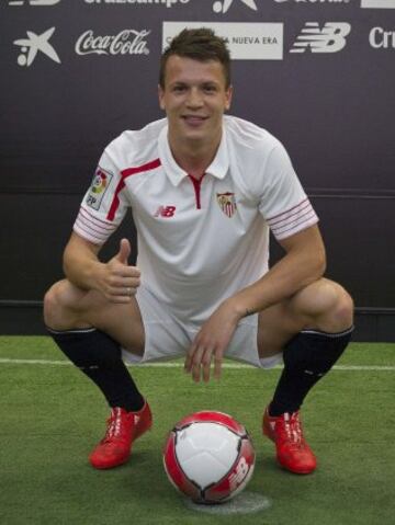 Presentación de Konoplyanka como nuevo jugador del Sevilla. 