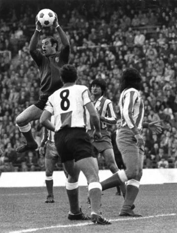 El partido de Liga entre el Atlético y el Hércules (jornada 11) fue el debut de Luis Aragonés como entrenador rojiblanco. Los del Manzanares ganaron 2-0 con Becerra y Adelardo como goleadores. En la foto, Reina atrapa un balón.