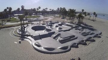 La conexi¨®n entre el surfing y el skate se hace latente tambi¨¦n en otra famosa playa como es la de Venice (California, Estados Unidos). Metido en la misma arena de la playa y en este caso tiene un pool, zona de bowl y de street que tambi¨¦n han visto pasar a los mejores del mundo. Y que fueron noticia durante la pandemia porque el Gobernador decidi¨® llenarlo de tierra porque no se estaban cumpliendo las restricciones.
