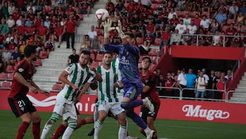 Raúl Fernández atrapa un balón en el intento de remate de Lapeña