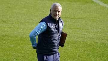 Sergio Pellicer, con su carpeta bajo el brazo,