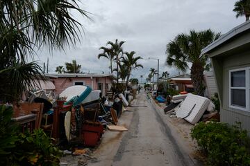 Muebles y artículos personales destruidos por las inundaciones del huracán Helene se apilan afuera de casas móviles en Sandpiper Resort Co-op, antes de la llegada del huracán Milton, en Bradenton Beach.

Associated Press/LaPresse