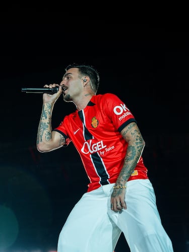 Los bermellones buscan realizar una gran temporada con una camiseta muy innovadora, ya que Nike ofrece una equipación roja con una banda vertical negra en el medio, bordeada con dos líneas paralelas blancas.