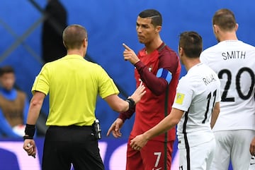 Cristiano Ronaldo increpa al árbitro. 