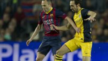 Iniesta y Juanfran, en el duelo de Champions.