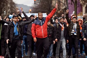 Ultras del Olympique de Marsella en las inmediaciones del estadio de San Mamés.