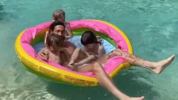 El v¨ªdeo m¨¢s tierno de Sergio Ramos y sus hijos en la piscina