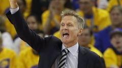 JGM17. Oakland (United States), 16/04/2017.- Golden State Warriors head coach Steve Kerr yells in a play against the Portland Trail Blazers during their NBA playoff game one at Oracle Arena in Oakland, California, USA, 16 April 2017. (Baloncesto, Estados Unidos) EFE/EPA/JOHN G. MABANGLO