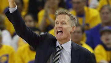 JGM17. Oakland (United States), 16/04/2017.- Golden State Warriors head coach Steve Kerr yells in a play against the Portland Trail Blazers during their NBA playoff game one at Oracle Arena in Oakland, California, USA, 16 April 2017. (Baloncesto, Estados Unidos) EFE/EPA/JOHN G. MABANGLO