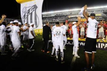 Santos - La escuadra donde brillase Pelé y Neymar repitió la obtención del campeonato paulista y se alzó como bicampeón.