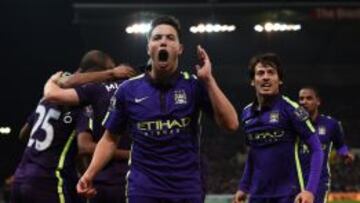 Nasri celebra uno de los cuatro goles con que Manchester City volvi&oacute; a la victoria.