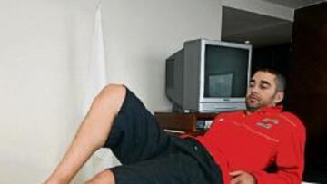 <b>RECUPERACIÓN. </b>Los fisioterapeutas de la Selección tratan el tobillo izquierdo de 'La Bomba'.