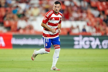 Severa derrota del Granada con malestar de la afición