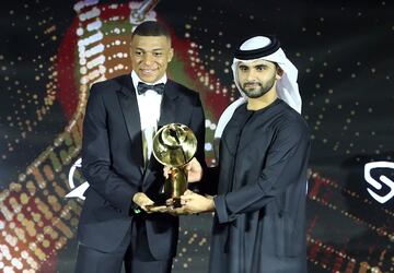 Kylian Mbappé del Paris St Germain recibe el premio al mejor jugador masculino del año durante los Globe Soccer Awards 2021