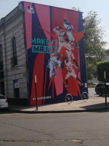 Con motivo del inicio de la temporada 2021 de las Grandes Ligas, en la Ciudad de México se pueden observar espectaculares murales dedicados a la pelota caliente de Estados Unidos. Estas pinturas se encuentras en diversos puntos de la colonia Roma, alguno de ellos sobre el Circuito Interior José Vasconcelos y otros en algunos lugares de dicha histórica colonia de la capital mexicana