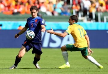 Daryl Janmaat y Tommy Oar.